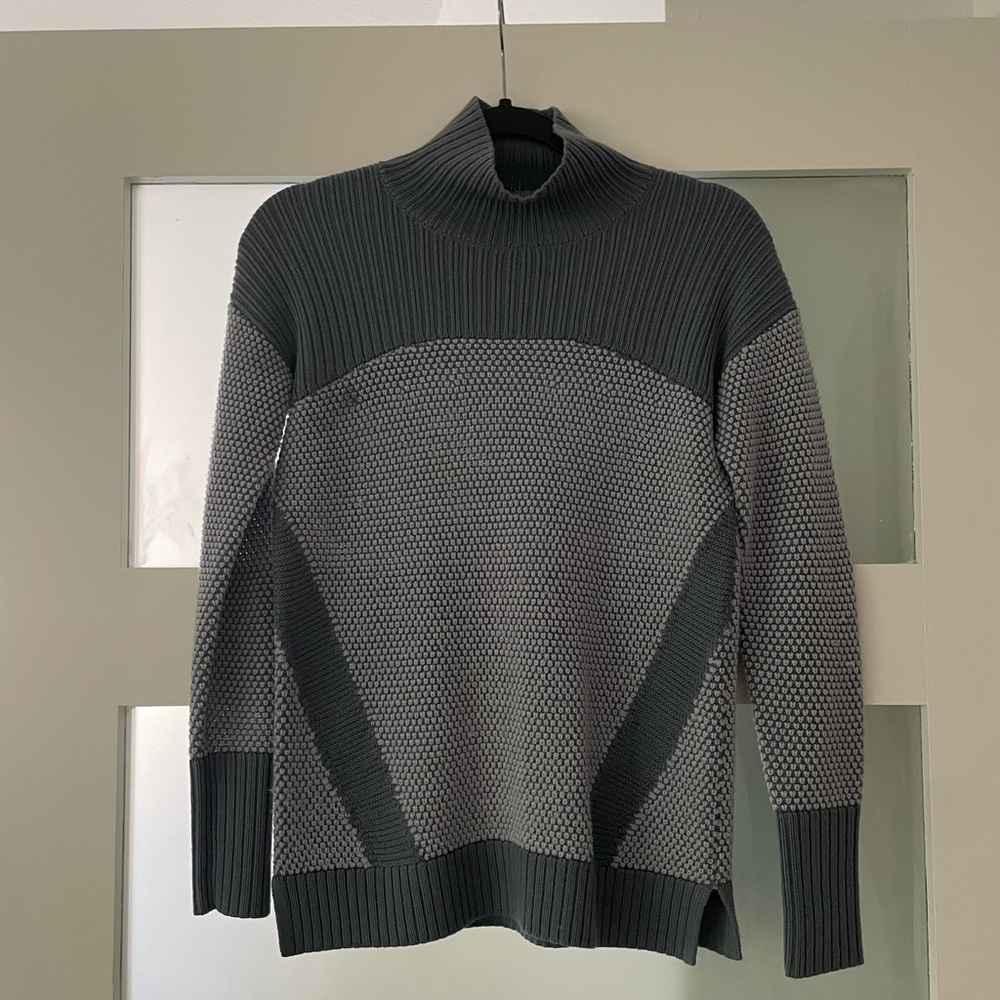 Lululemon turtle neck sweater size 2